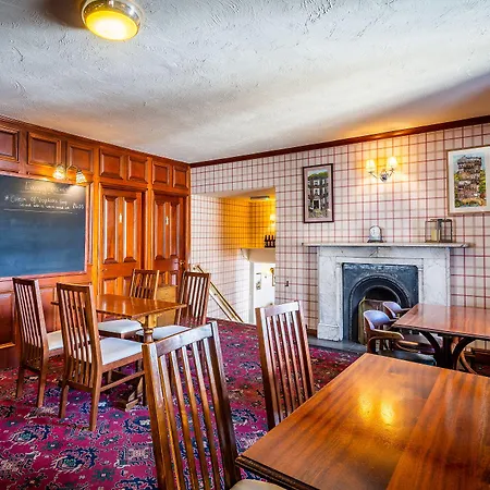 بيت ضيافة The George And Dragon دينت